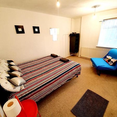 Rayleigh Town Centre 2 Bedroom Apartment ภายนอก รูปภาพ