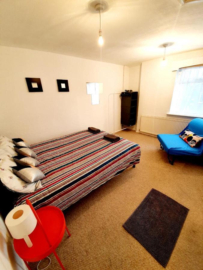 Rayleigh Town Centre 2 Bedroom Apartment ภายนอก รูปภาพ